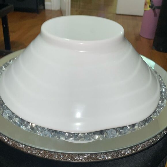 Plastic swirly large 11 inch diameter kitchen fruit white decoration bowl - Picture 7 of 7